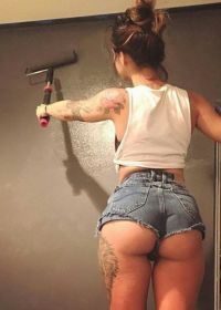 Большая жопа в шортиках