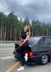 Девушка возле четырки