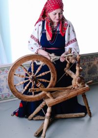 Женщина за веретеном