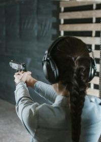 Девушка в тире со спины