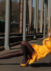 Девушка в желтых чулках