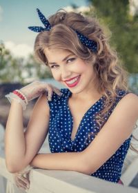 Красивая девушка кокетка