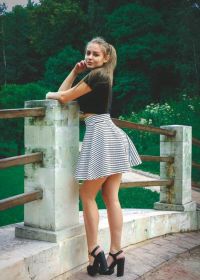 Актрисы в коротких юбках