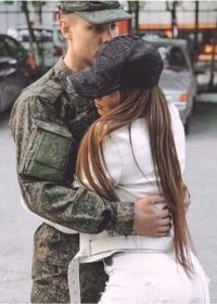 Солдат обнимает девушку