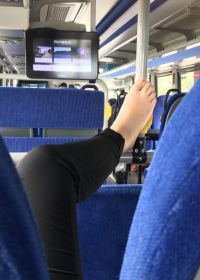 Женские ноги в транспорте