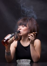 Девушки с коньяком