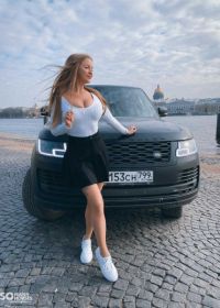 Девушка автоблогер