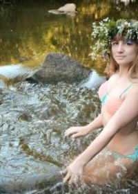 Голые девочки купаются на речке