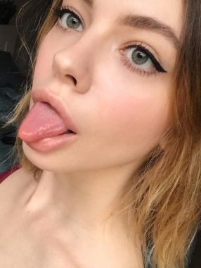 Селфи с языком девушки