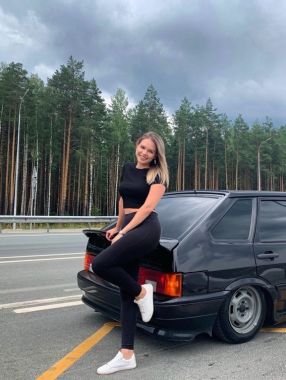 Девушка возле четырки