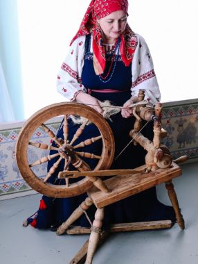 Женщина за веретеном