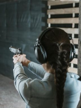 Девушка в тире со спины