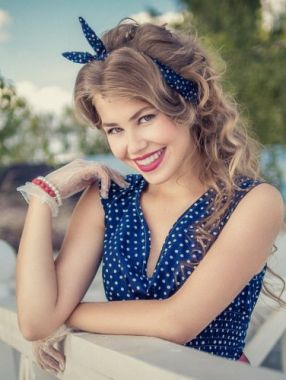 Красивая девушка кокетка