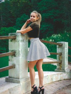 Актрисы в коротких юбках
