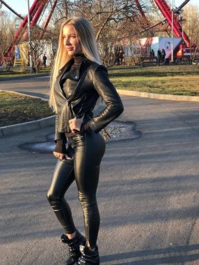 Подруги в кожаных штанах