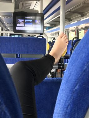 Женские ноги в транспорте