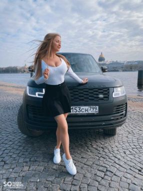 Девушка автоблогер