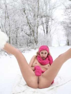 Голые женщины зимой на льду