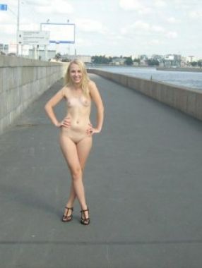 Голые девушки в торговом центре