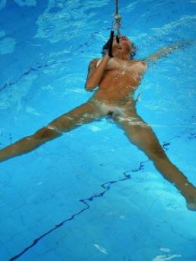 Девушки под водой голышом