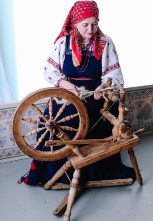 Женщина за веретеном