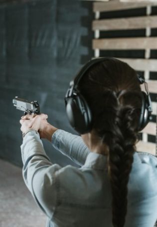 Девушка в тире со спины