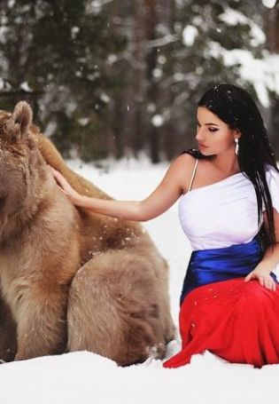 Русская девушка и медведь
