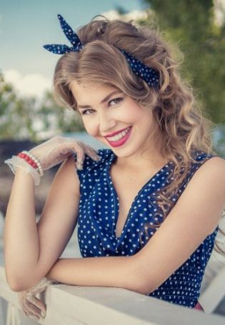Красивая девушка кокетка