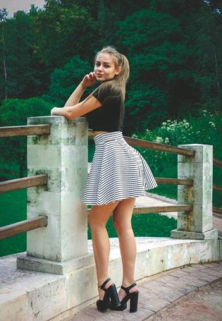 Актрисы в коротких юбках
