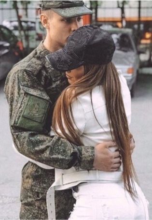 Солдат обнимает девушку