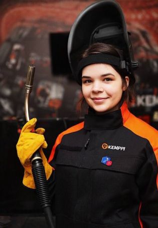 Девушка сварщик