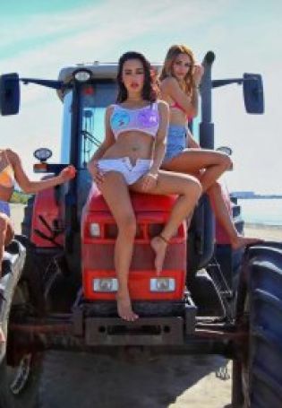 Девушки и сельхозтехника