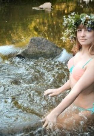 Голые девочки купаются на речке
