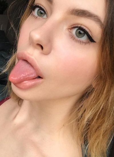 Селфи с языком девушки