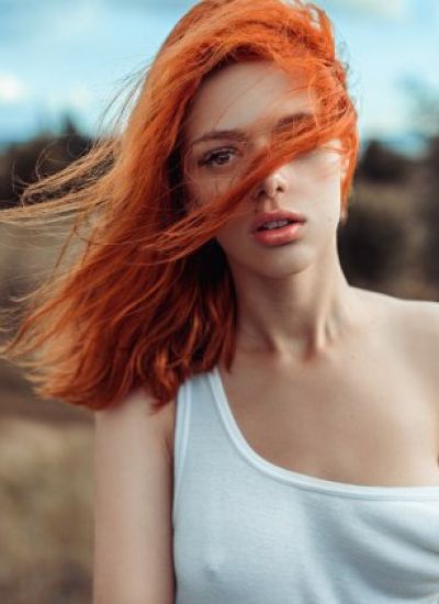 Рыжая девушка с декольте