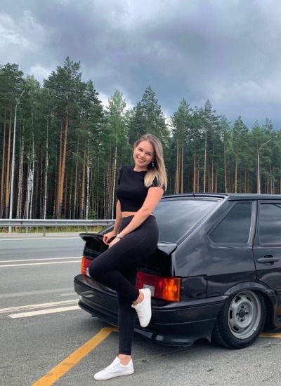 Девушка возле четырки
