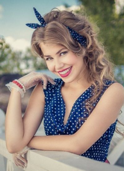 Красивая девушка кокетка