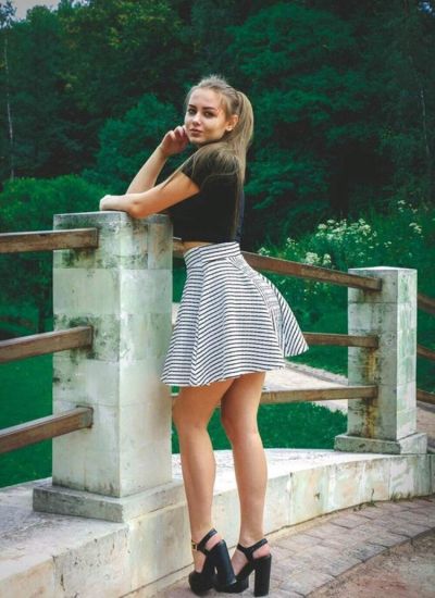 Актрисы в коротких юбках