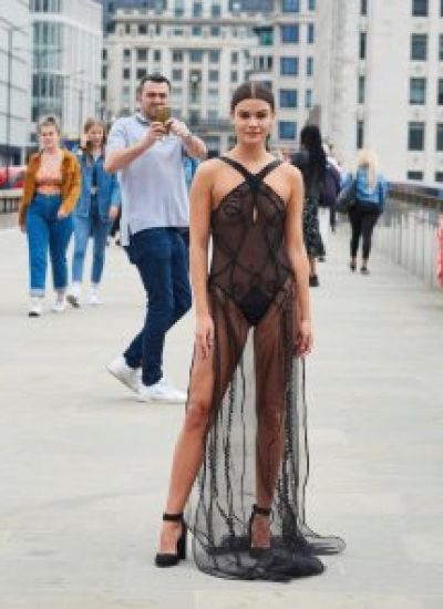 Прозрачная одежда на улице