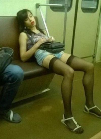 Мини юбки в метро