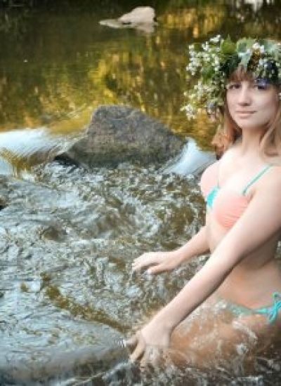 Голые девочки купаются на речке