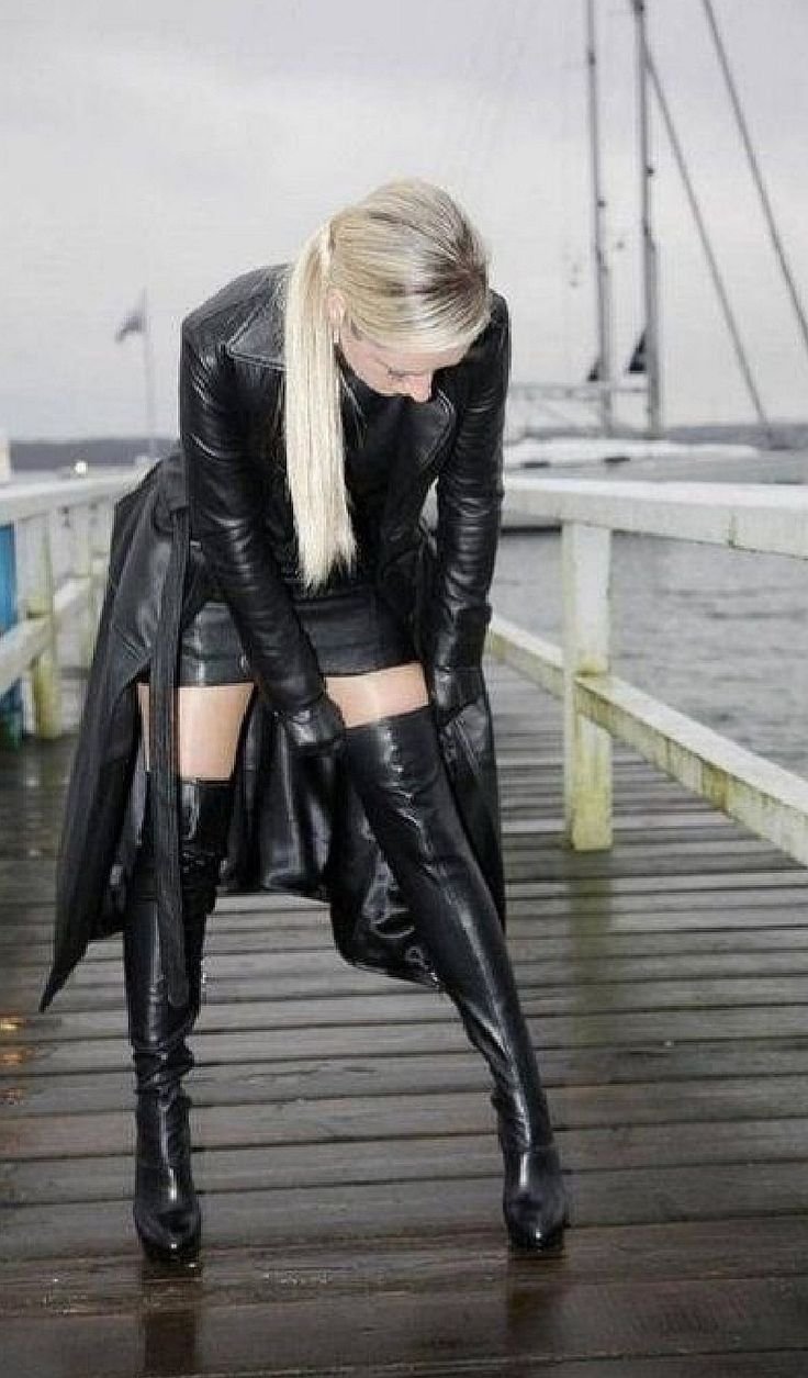 Келли Бенсимон в ботфортах