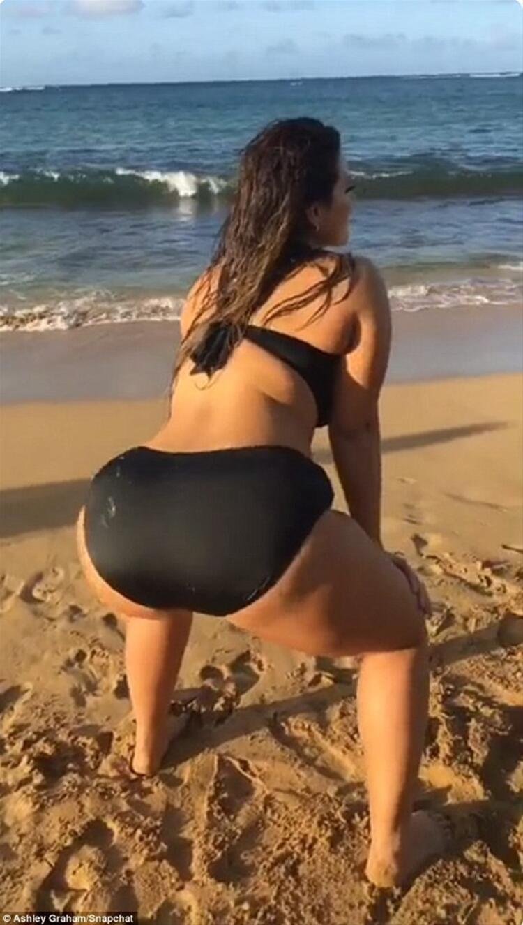 Эшли Грэм в черном купальнике