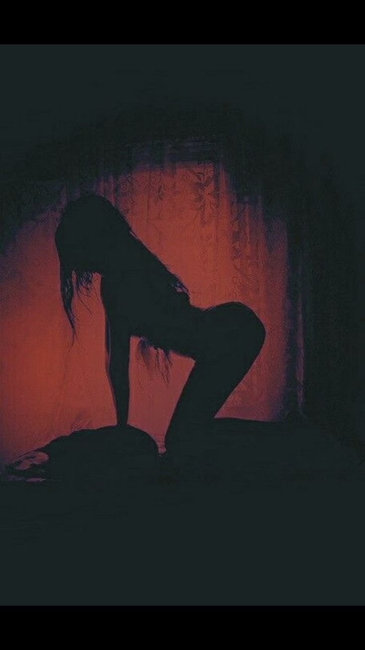 Демонические силуэты в темноте