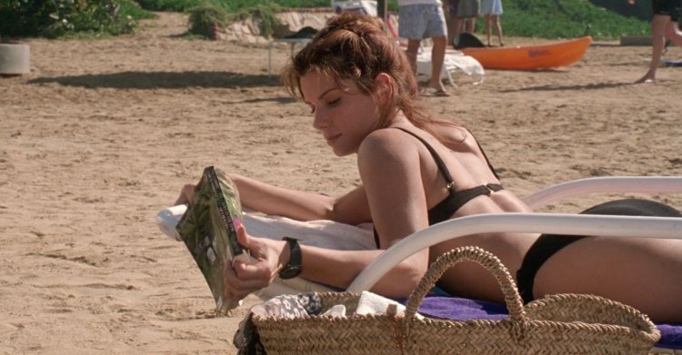 Сандра Баллок в купальнике в фильме сеть