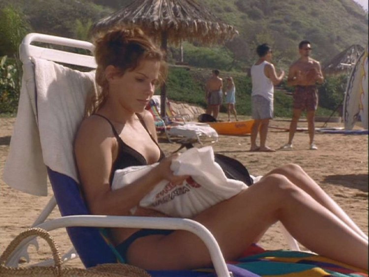 Сандра Баллок в купальнике в фильме сеть