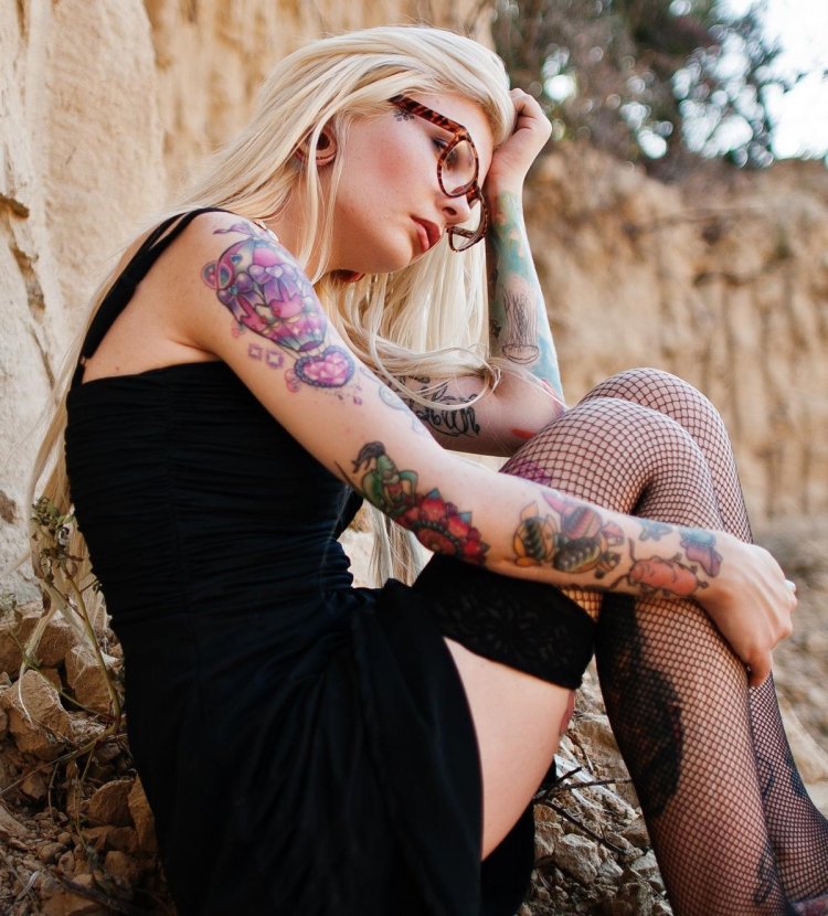 Блондинка с тату на руке