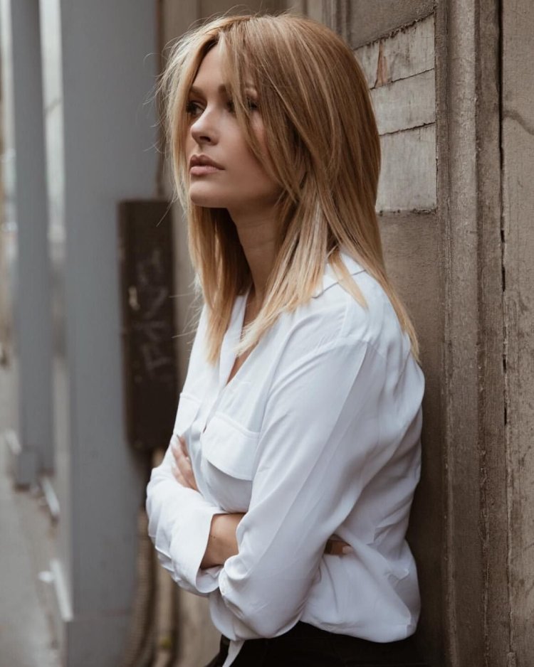 Блондинка с короткими волосами со спины