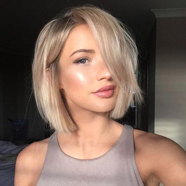 Блондинка с челкой