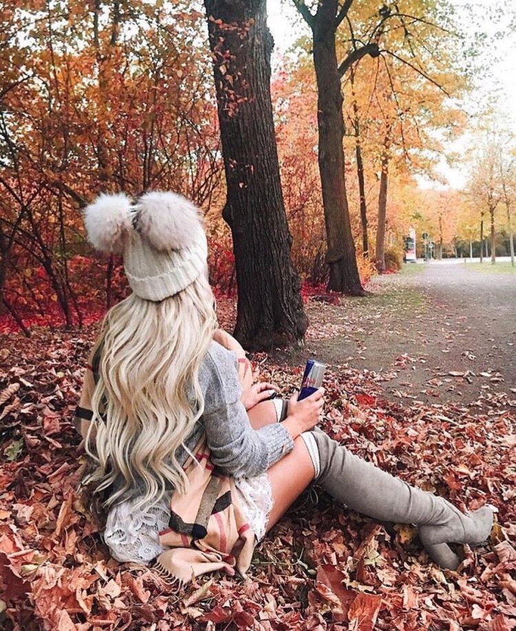 Красивая блондинка осенью